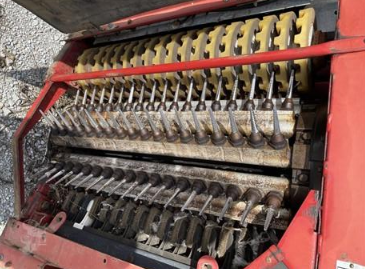 Self-propelled horizontal spindle cotton pickers